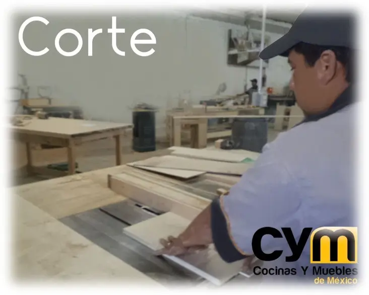 Corte de madera: Operario utilizando maquinaria de precisión para cortar paneles de madera en la fábrica de muebles.